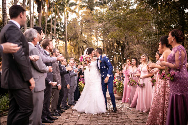 幸せな新婚夫婦に投げる紙吹雪 - wedding newlywed bride couple ストックフォトと画像