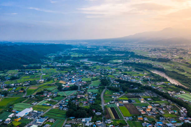 la splendida campagna montuosa del giappone.  le numerose risaie, montagne e villaggi della prefettura di gunma. - gunma foto e immagini stock