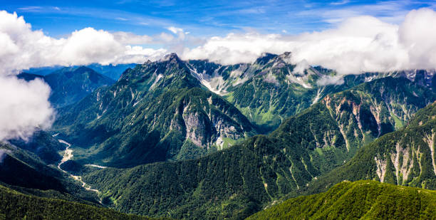 luchtfoto drone-bergen van de prefectuur nagano.  japan, azië - hida bergketen stockfoto's en -beelden