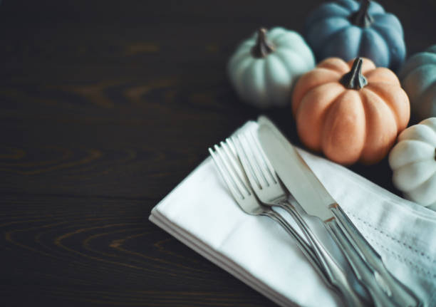 fondo de configuración de la mesa de acción de gracias con calabazas - thanksgiving table setting autumn fotografías e imágenes de stock
