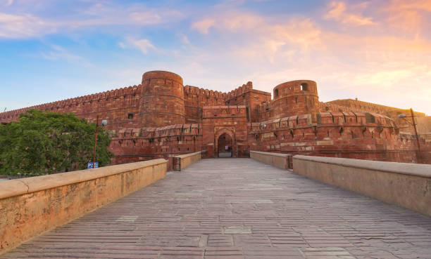 fuerte indio medieval del fuerte de agra en agra, india al amanecer - agra fort fotografías e imágenes de stock