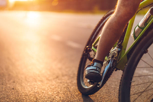 rider de vélo de route - wheel training sports training bicycle photos et images de collection