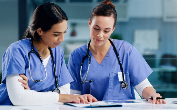 ¿alguna actualización sobre este paciente? - female nurse fotografías e imágenes de stock