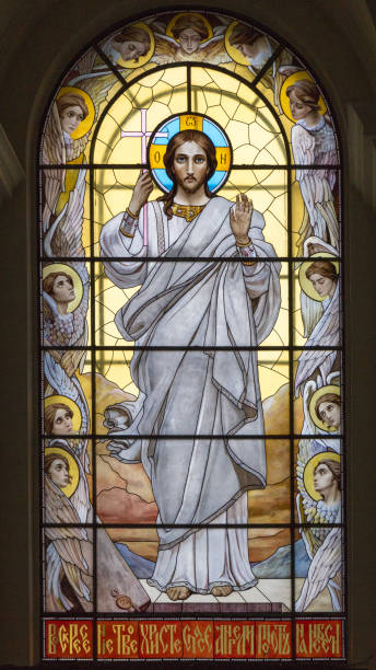 иисус на витраже в петропавловском соборе, санкт-петербург - glass art stained window стоковые фото и изображения