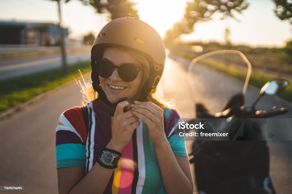 Schöne junge Mädchen immer bereit für die Fahrt - Lizenzfrei Motorrad Stock-Foto