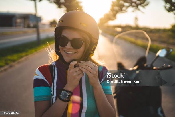 Schöne Junge Mädchen Immer Bereit Für Die Fahrt Stockfoto und mehr Bilder von Motorrad - Motorrad, Motorroller, Frauen