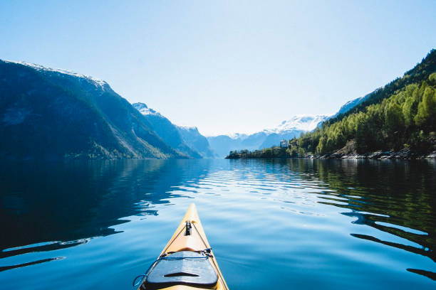 excursión en kayak en niryfjorden - sogn og fjordane county fotografías e imágenes de stock