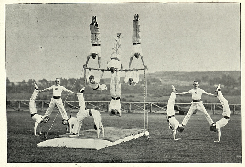 Equipo de gimnasia del ejército actuando en Aldershot, siglo XIX photo