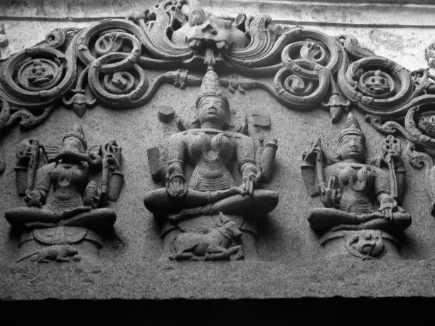Vinayaki (Female Ganapati) - Bhuleshwar - just about 50 Kms. from Pune is famous for the temple of Lord Shiva. The temple situated on a hill, was built during the era of Pandavas. Originally , it was a fort called as 'Mangalgadh'. The temple was built i vinayaki (mujer ganapati) - bhuleshwar - a sólo unos 50 kms. de pune es famoso por el templo del señor shiva. el templo situado en una colina, fue construido durante la era de pandavas. originalmente, era un fuerte llamado 'mangalgadh'. el templo fue con