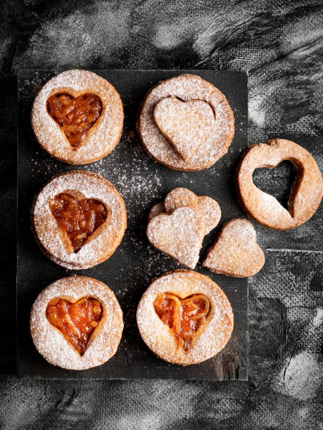 cookie mit marmelade, linzer kekse mit marmelade, weihnachtsplätzchen, valentinstag, liebe, - cookie heart shape shortbread christmas stock-fotos und bilder