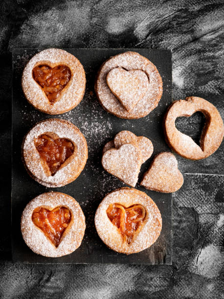 biscotto con marmellata,biscotti linzer con marmellata,biscotti di natale,san valentino, amore, - marmalade baked biscuit brown foto e immagini stock