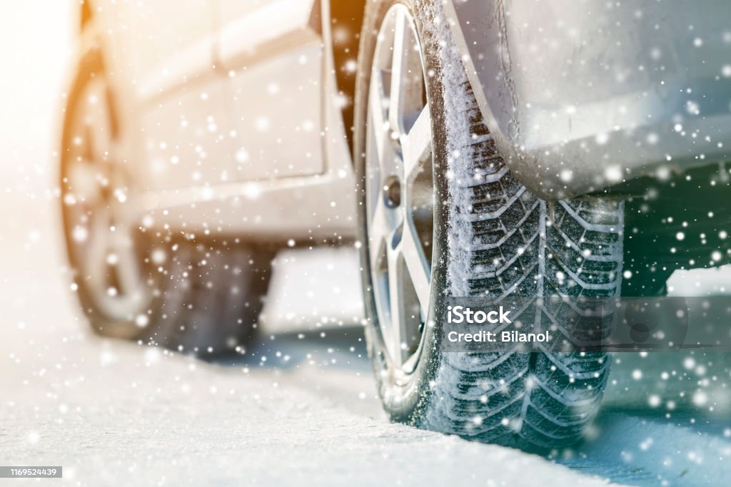 汽車車輪橡膠輪胎在深冬雪中的特寫鏡頭。交通和安全概念。 - 免版稅冬天圖庫照片