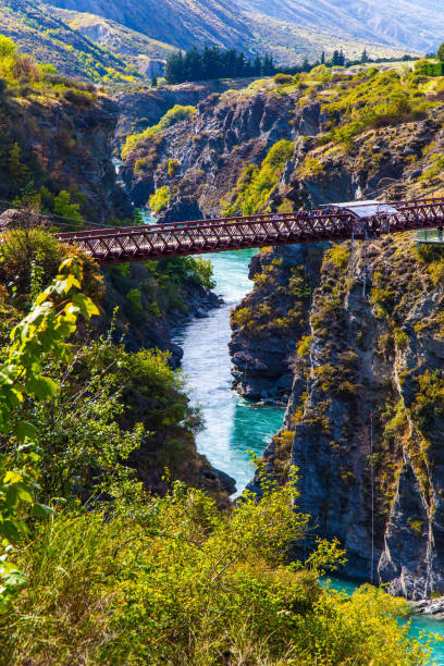 sports extrêmes - saut à l'élastique - kawarau river photos et images de collection