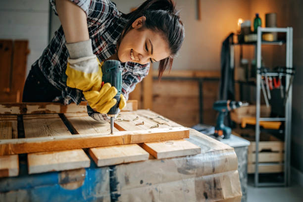 woman screwing with drill - bricolage imagens e fotografias de stock