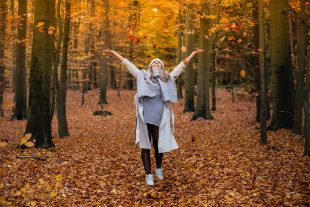 giovane donna godendo l'autunno - autumn women leaf scarf foto e immagini stock