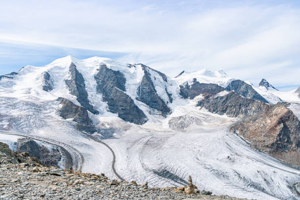 vista para a geleira de morteratsch e o panorama de piz berinia e de piz palu em switzerland. alpes suíços. - engadine switzerland palu piz - fotografias e filmes do acervo