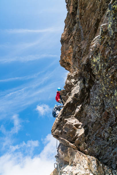 jeunes grimpeurs sur leur chemin à ferrata piz trovat. glacier morteratsch. panorama de piz bernina dans les alpes suisses. - piz palü photos et images de collection