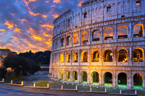 o colosseum em roma no nascer do sol - gladiator rome italy sunlight - fotografias e filmes do acervo