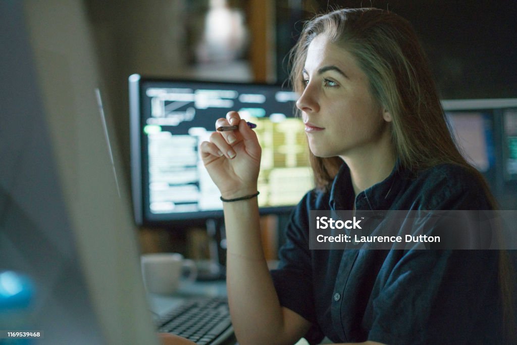 Frau überwacht dunkles Büro - Lizenzfrei Technologie Stock-Foto