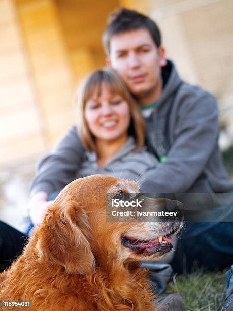 Família Jovem No Domingo De Manhã - Fotografias de stock e mais imagens de Cão - Cão, Dono de animal doméstico, Felicidade