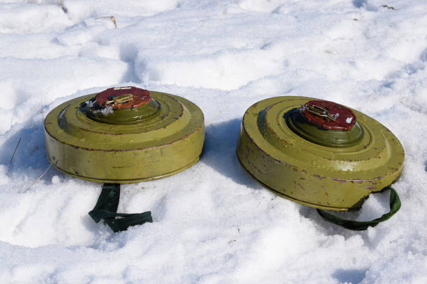 mine anticarro sulla neve - exploding mining bomb mine foto e immagini stock