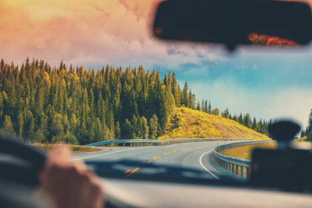 conduire une voiture sur une route de montagne. vue du pare-brise de la belle nature de la norvège - road horizon highway speed photos et images de collection