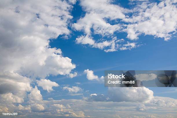 Nubes De Verano Foto de stock y más banco de imágenes de Altocúmulo - Altocúmulo, Azul, Blanco - Color