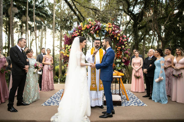 vue de côté du marié et de la mariée dans l'autel - altar photos et images de collection