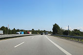 auf-der-autobahn-fotografiert-aus-dem-inneren-des-autos.jpg?b=1&s=170x170&k=20&c=v8FQleGnGoQ9b4xn3D8FZ75fIveL1vGhDY4GbYKt1Ww=