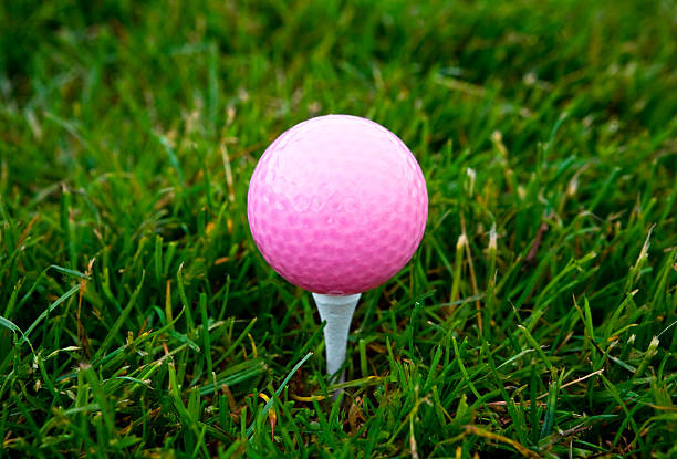 розовый мяч для гольфа - golf women pink ball стоковые фото и изображения