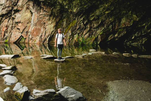 explorando no distrito do lago - stepping stone stone stepping footpath - fotografias e filmes do acervo