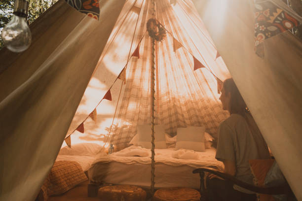 détendez-vous le week-end - tent camping lifestyles break photos et images de collection