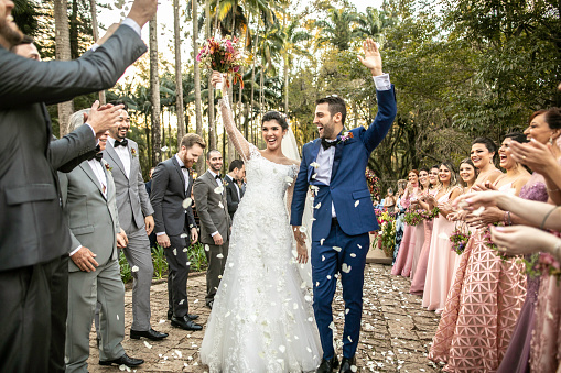 Confeti lanzando en feliz pareja recién casada photo