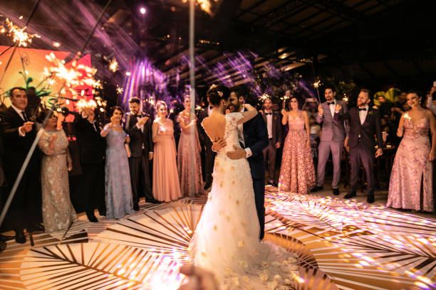 bruid en bruidegom dansen hun eerste dans - feest fotos stockfoto's en -beelden