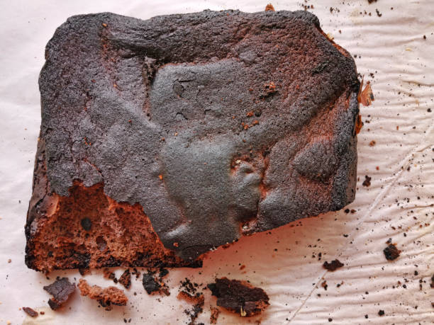 близкое изображение сгоревшего пирога - burnt sugar стоковые фото и изображения
