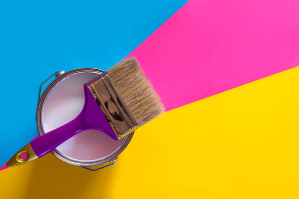 青とピンクのネオンの背景に白い塗料のオープン缶と紫のブラシ。トレンドコンセプト。 - painted image photography yellow white ストックフォトと画像