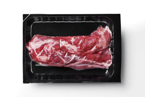 白い背景に分離された真空パッケージの生ビーフステーキ。トップビューイメージ。 - airtight food box package ストックフォトと画像