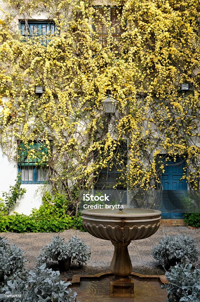 Terrasse mit Springbrunnen - Lizenzfrei Andalusien Stock-Foto