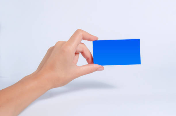 preensão fêmea da mão uma tabuleta azul, cartão, caixa em um fundo branco. - apresentador do noticiário - fotografias e filmes do acervo