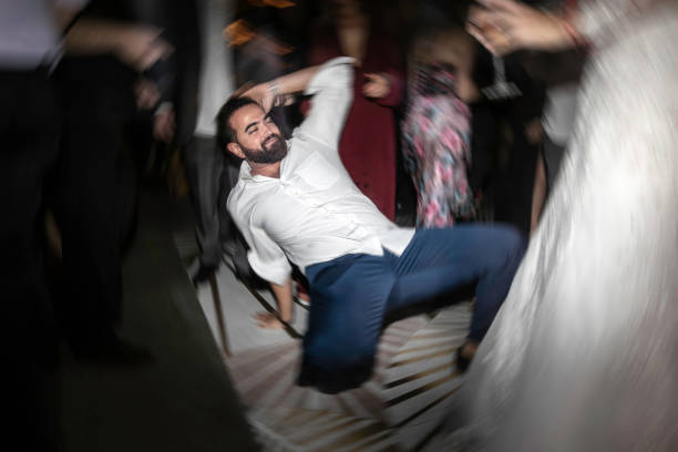 мужчина танцует на танцполе во время вечеринки - wedding reception фотографии стоковые фото и изображения