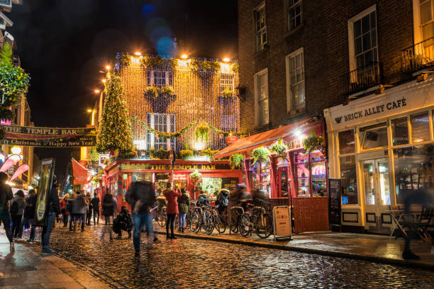 temple bar pub decorato per natale a dublino di notte - dublin ireland brick built structure building exterior foto e immagini stock