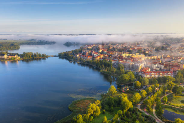 lago de alguijada detrás de la niebla - masuren fotografías e imágenes de stock