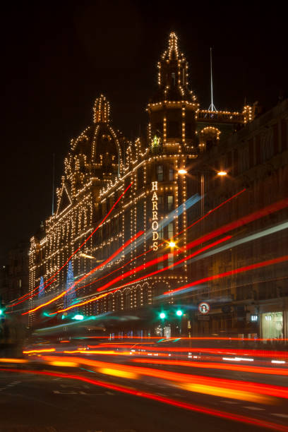 harrods por la noche en londres - harrods fotografías e imágenes de stock