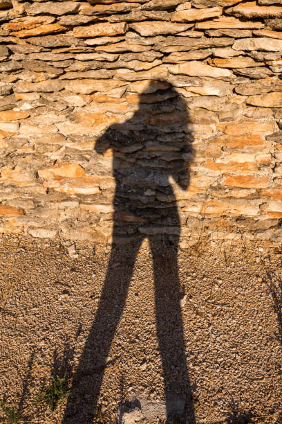 stone wall with a silhouette of a woman - leg split imagens e fotografias de stock