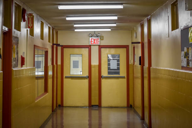 schulhalle mit ausstiegseinstellung. harlem, nyc. - entrance hall indoors wall corridor stock-fotos und bilder