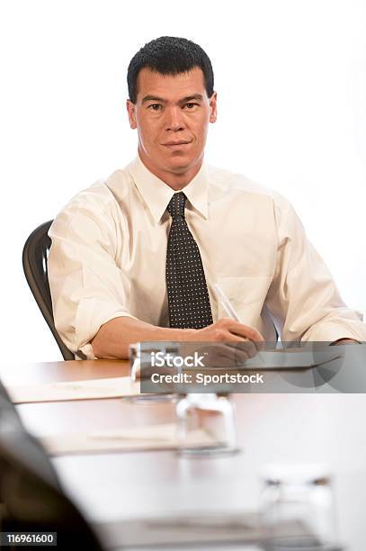 Hombre De Negocios Sentado En Una Mesa Tipo Sala De Juntas Foto de stock y más banco de imágenes de Adulto