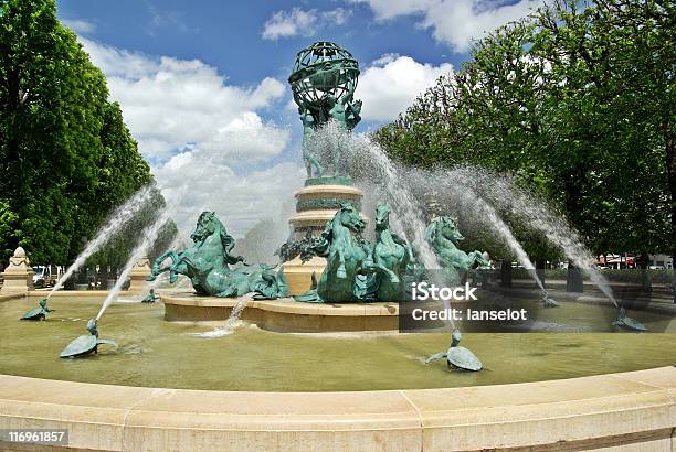 Fontana A Parigi - Fotografie stock e altre immagini di Fontana - Struttura costruita dall'uomo - Fontana - Struttura costruita dall'uomo, Spruzzare, Statua