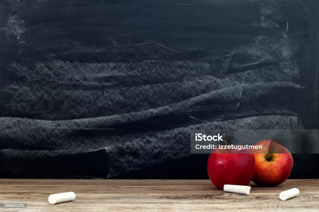 iskolai írószerek fából, tábla háttérrel - Jogdíjmentes Alma témájú stock fotó iskolai írószerek fából, tábla háttérrel - Jogdíjmentes Alma témájú stock fotó