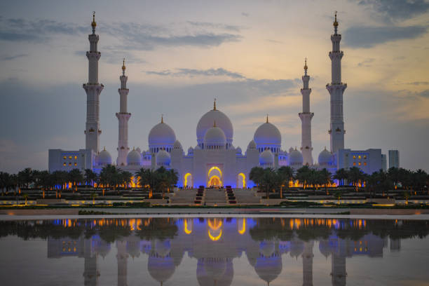 istock Axial view of the Great Mosque with reflection, Abu Dhabi, UAE 1169628022