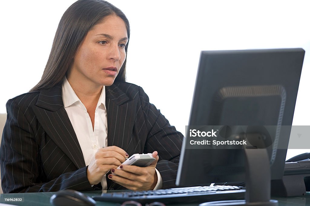 Mujer de negocios usando su P.D.A. - Foto de stock de Adulto libre de derechos